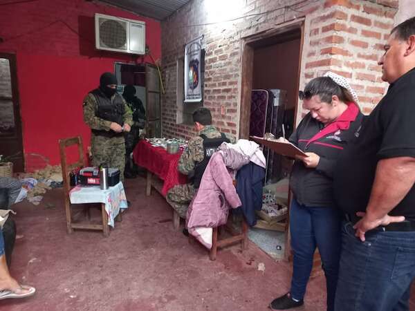Detienen a cuatro personas e incautan drogas en dos operativos simultáneos en Pilar - Policiales - ABC Color