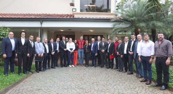 Intendentes de Alto Paraná y Ejecutivo coordinan plan de inversiones viales para el departamento
