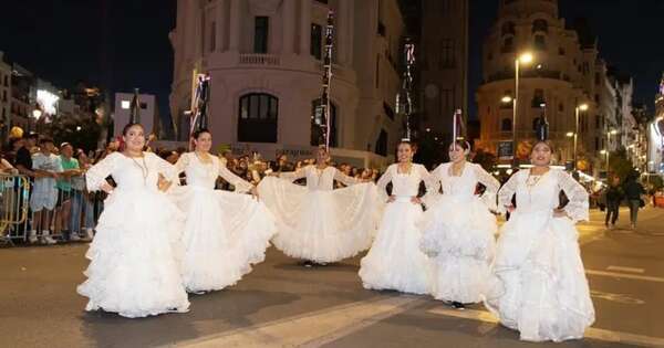 La Nación / Paraguayas brillaron con la danza de la botella