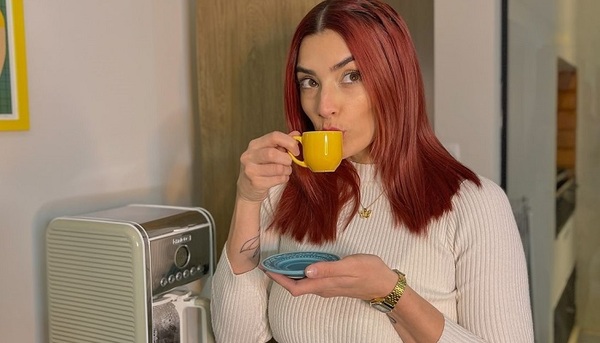 Kassandra Frutos sorprendida por aplausos en un avión - Teleshow