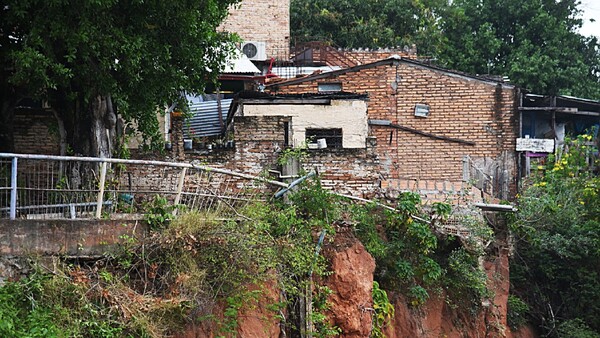 Advierten inminente riesgo de derrumbe en Ita Pytã Punta