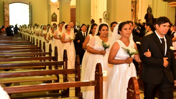 En emotiva ceremonia dieron el sí 76 parejas