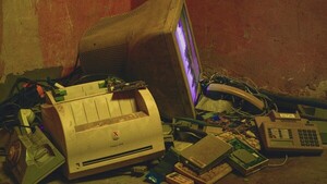 Desechos electrónicos que van a la basura equivalen al peso de 24.000 grandes aviones