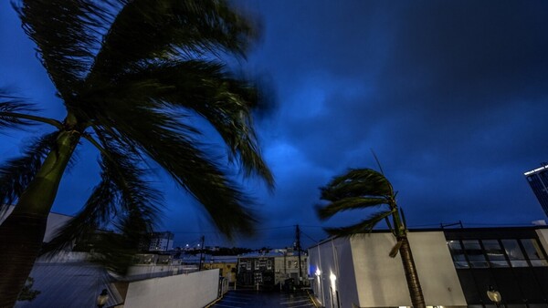 Milton golpea el centro de Florida en una noche con millones de desplazados y sin luz