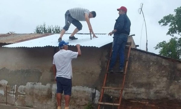 Municipalidad de Coronel Oviedo asiste a abuelita afectada por granizada con materiales para reparar su hogar - OviedoPress