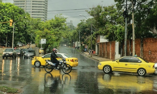 Lluvias y tormentas persistirán este jueves con temperaturas frescas