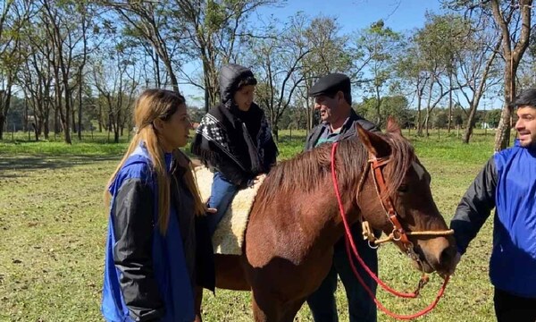 Fundación apunta a la inclusión terapéutica con equinoterapia en Minga Guazú – Prensa 5