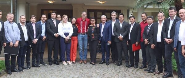 Intendentes de Alto Paraná piden a Santi Peña mejorar las conexiones entre los 22 distritos – Diario TNPRESS