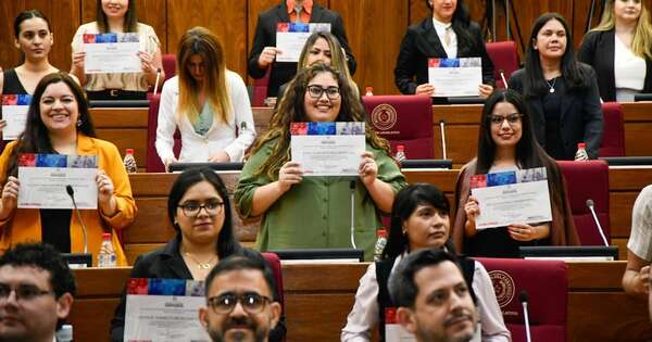 Diario HOY | Reciben a 50 jóvenes contratados por concurso: “Nadie les regaló esto”