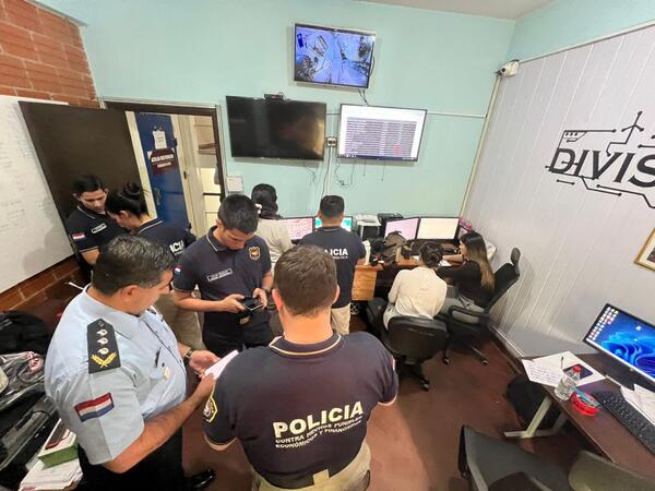 Imputan a policía que habría borrado 7 órdenes de captura de un hombre - Unicanal