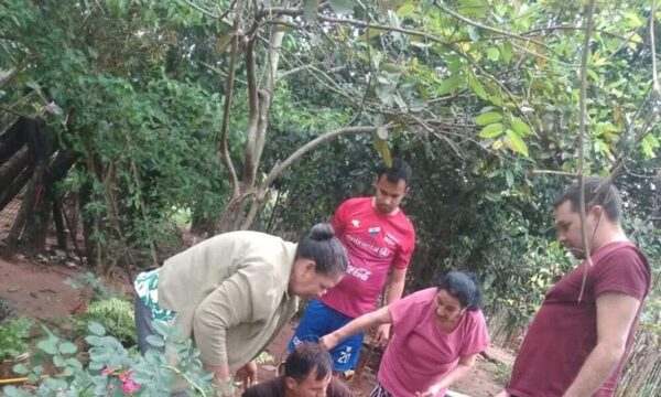 Bebé de 2 años cayó a un pozo y camarógrafo lo salvó tirándose detrás