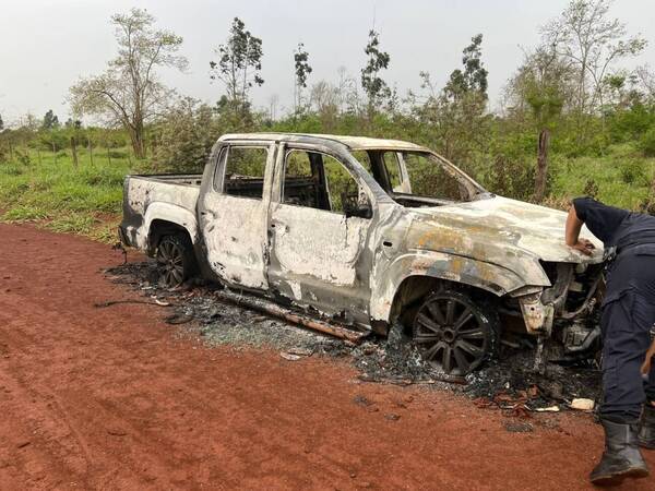 Se cree que todo pasó de madrugada: Una lujosa camioneta fue encontrada totalmente incinerada