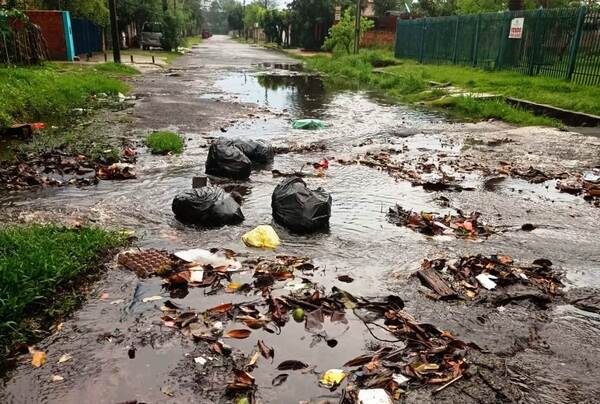Calle “basura” en Luque •