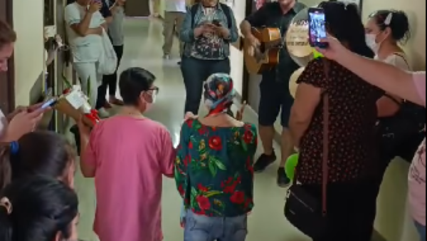 De rodillas agradeció a Dios en su último día de quimioterapia