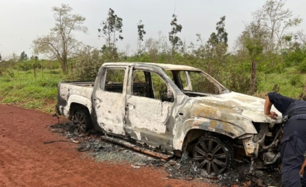 Hallan camioneta abandonada e incendiada