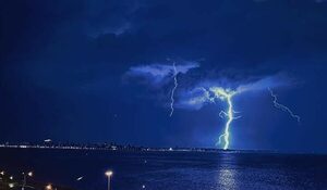 A extremar cuidados ante caída de rayos en Itapúa