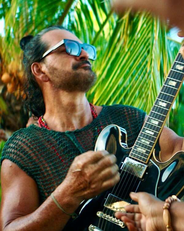 Arjona vuelve al ruedo musical tras “dos cirugías de columna, un par de tornillos y de mucha incertidumbre” - Gente - ABC Color
