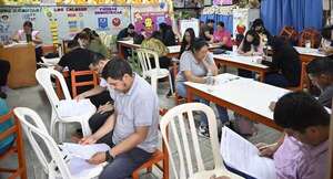 Sin pupitres en concurso docente: trabajan para “llegar a un nivel de perfección”, dijo ministro de Educación - Nacionales - ABC Color