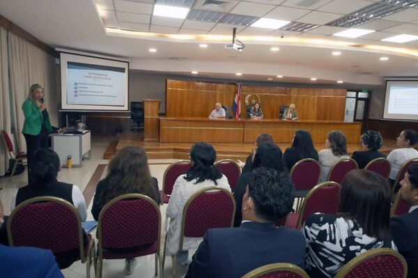 Brindaron charla a magistrados, fiscales y funcionarios peruanos