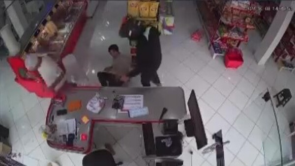 Video: Motochorros robaron toda la plata de una carnicería