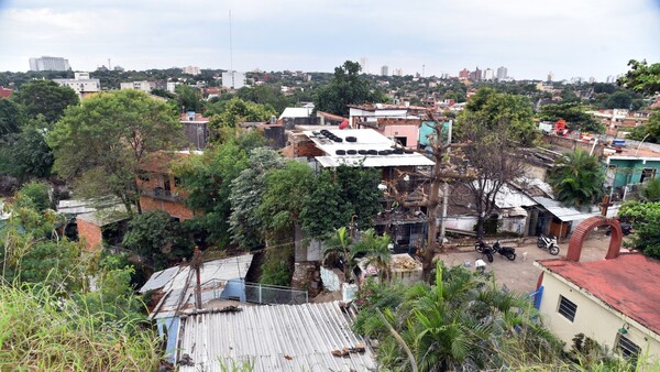 Más de 20 casas corren peligro de derrumbe en zona del mirador Ita Pytã Punta