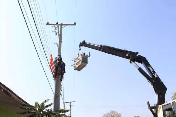 ANDE no facturó a sus clientes el 27% de toda la energía que compró en 2023 - Economía - ABC Color