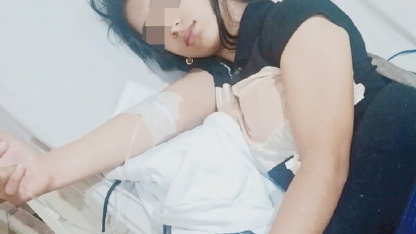 Celu enchufado estiró el rayo y “pateó” a una joven