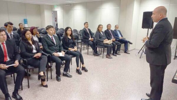 Universitarios participaron de jornada educativa en el Palacio de Justicia de Caacupé
