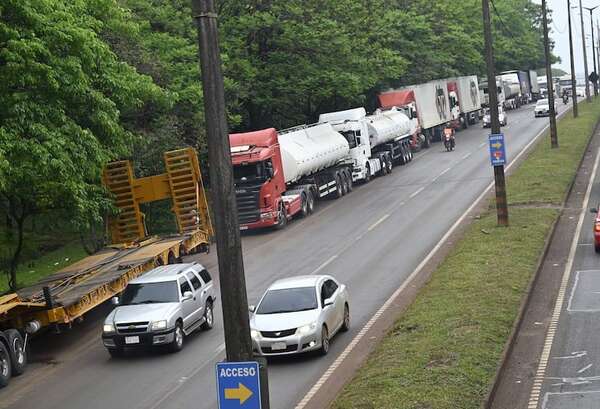 Persiste la larga fila de camiones sobre la ruta PY02, en Ciudad del Este - ABC en el Este - ABC Color