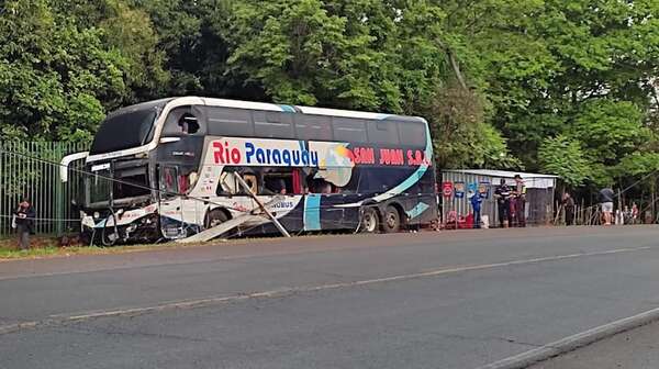 Yaguarón: colisión entre bus de larga distancia y camión deja dos heridos leves - Nacionales - ABC Color
