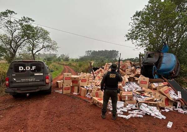 Video: volcó en Brasil camión que intentaba huir con cigarrillos paraguayos de contrabando - Policiales - ABC Color