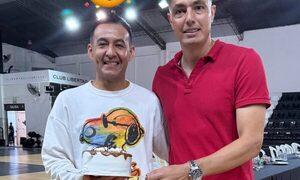 El pelotero Luis Cardozo festejó hoy su cumple número 34 con sus compas