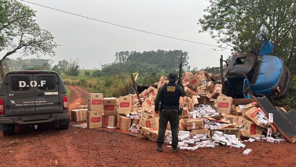 Camión con cigarrillo paraguayo de supuesto contrabando vuelca en Brasil