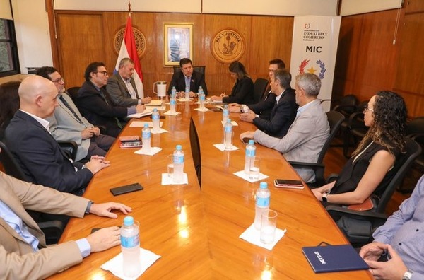 El MIC, Petropar y sector privado analizan bajante del río y su impacto - ADN Digital