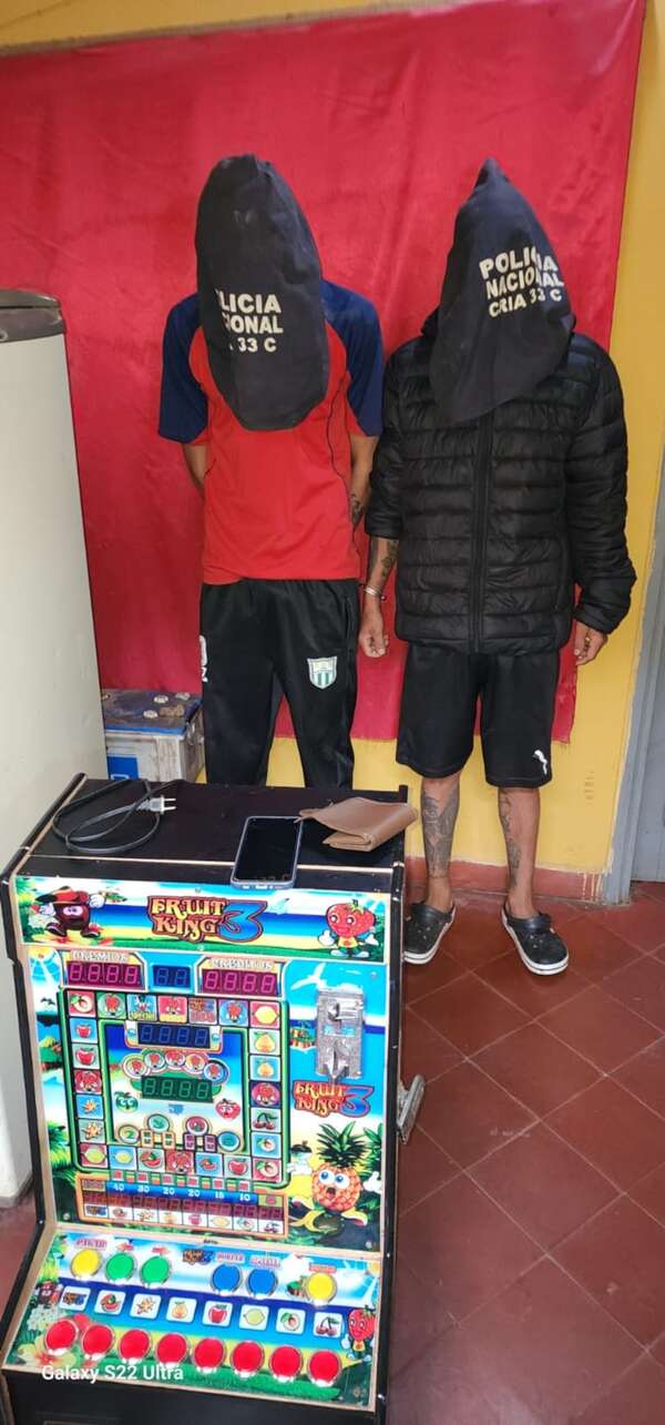 Roban una máquina tragamonedas, pero fueron detenidos rápidamente - Policiales - ABC Color