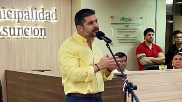 Pese a su falta de transparencia, Nenecho se compara con Jesús