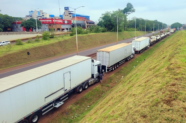 Acuerdo para liberar 50 camiones por hora no cambio nada, aseguran - La Clave