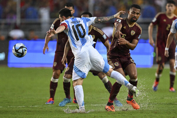 Versus / "No se podían dar dos pases seguidos", dice Messi por el campo de juego en Maturín