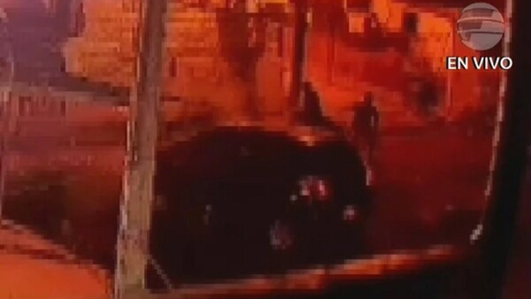 Video: Turba de asaltantes ataca a conductor de Bolt que a los gritos intenta salvarse en Asunción