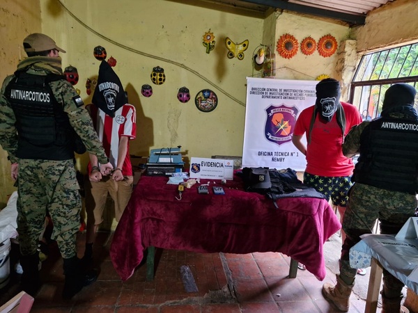 Encuentran chalecos policiales en allanamientos simultáneos