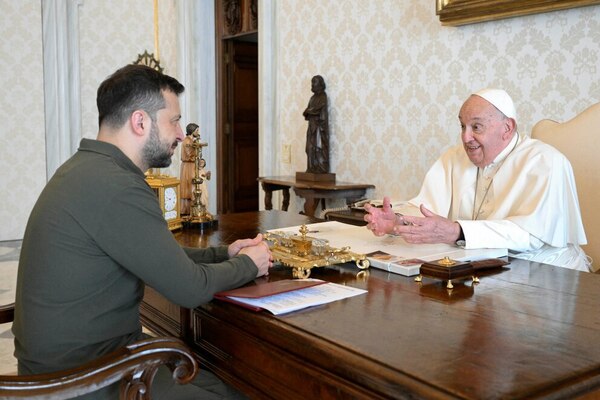 Zelensky visitó al papa Francisco en el Vaticano en medio de su gira europea para conseguir más apoyo contra Rusia - .::Agencia IP::.