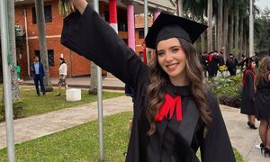 [GALERÍA] ¡ExMiss recibió su titulo de abogada y mostró si su zapato era igual que Laurys Dyva!