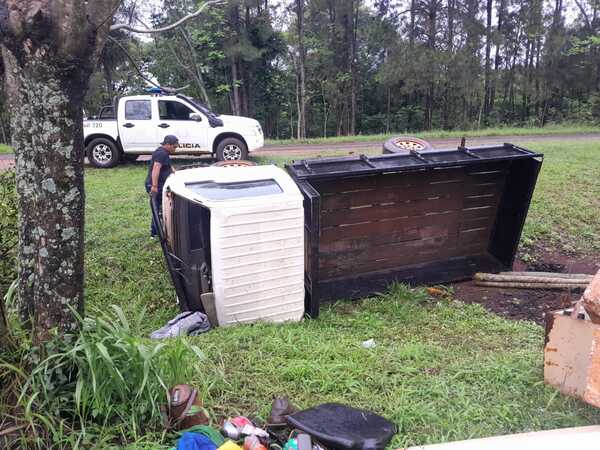 Vuelco de camión dejó dos personas lesionadas en San Cosme y San Damián