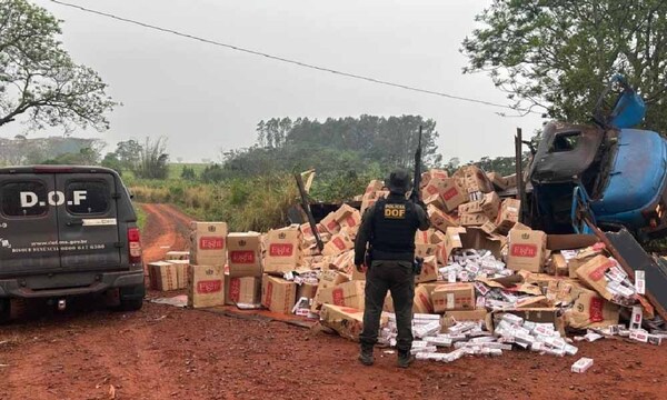 Camión con cigarrillo paraguayo de supuesto contrabando vuelca en Brasil – Prensa 5