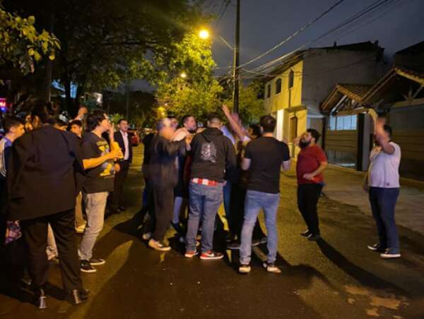 Escrache: estudiantes de Derecho UNA exigen renuncia de la decana Miryam Peña - Nacionales - ABC Color