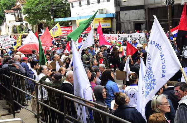 Organizaciones sociales exigen salida del Consejero de IPS y atacar problemas estructurales - Nacionales - ABC Color