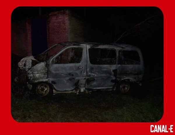 CONDUCTOR CHOCÓ CONTRA UN ÁRBOL Y LUEGO SU VEHÍCULO ARDIÓ EN LLAMAS