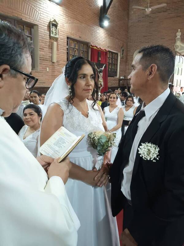 En Puerto Casado se casan en masiva boda comunitaria con una “bendición celestial” de por medio