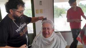 ¡Qué facha! Peluquearon gratis en un hogar de ancianos
