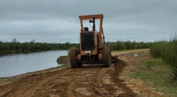Mejora de caminos vecinales impulsa el desarrollo económico en Caazapá y Misiones - .::Agencia IP::.